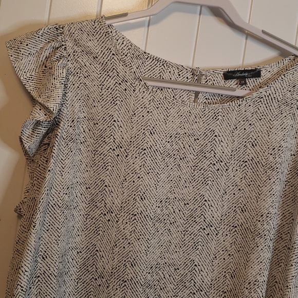 ANDREE BY UNIT flutter sleeve blouse 1X - Picture 2 of 4